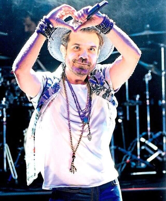 Kenan Doğulu'dan Beren Saat'e sahnede kalpli gönderme