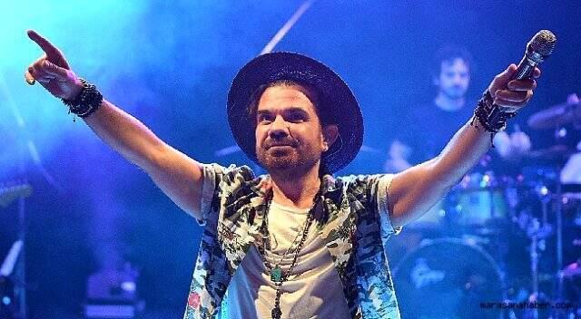 Kenan Doğulu'dan Beren Saat'e sahnede kalpli gönderme