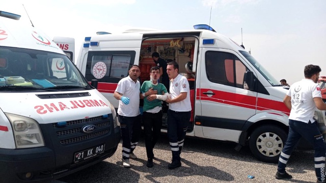 Diyarbakır'da katliam gibi kaza: 4 ölü, 4'ü ağır 8 yaralı