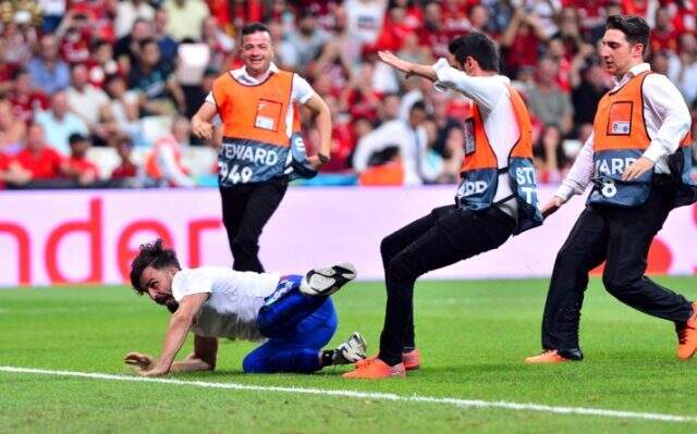 Sahaya atlayarak tepki çeken 