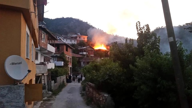 Yangında alevlerin ortasında kalan yaşlı çift, hayatını kaybetti