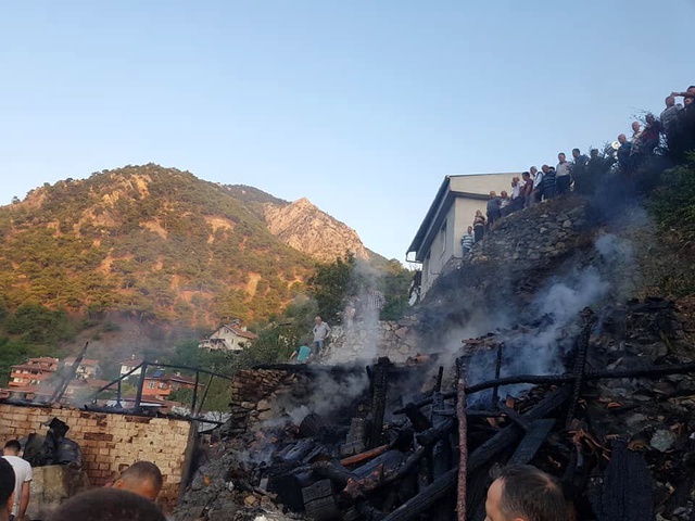 Yangında alevlerin ortasında kalan yaşlı çift, hayatını kaybetti