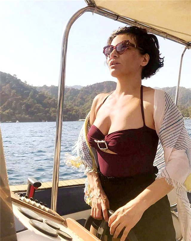 Deniz kızı <a class='keyword-sd' href='/goksel/' title='Göksel'>Göksel</a>