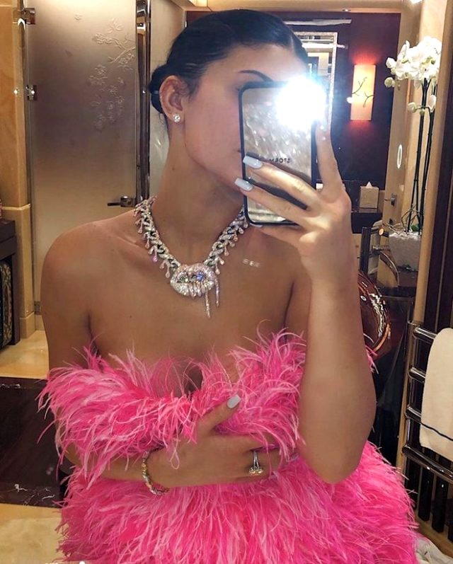 Rapçi Travis Scott, sevgilisi Kylie Jenner'a 2,8 milyon TL değerinde kolye hediye etti