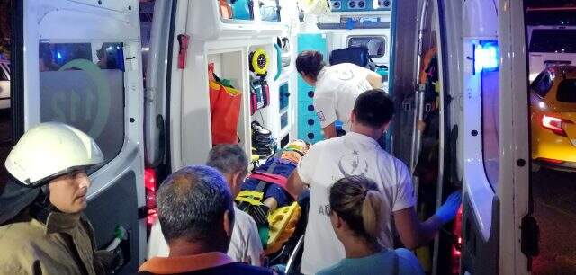 Tramvay yolunda giden polis minibüsü ile otomobilin çarpışma anı kamerada Tramvay yolunda giden polis minibüsü ile otomobilin çarpışma anı kamerada