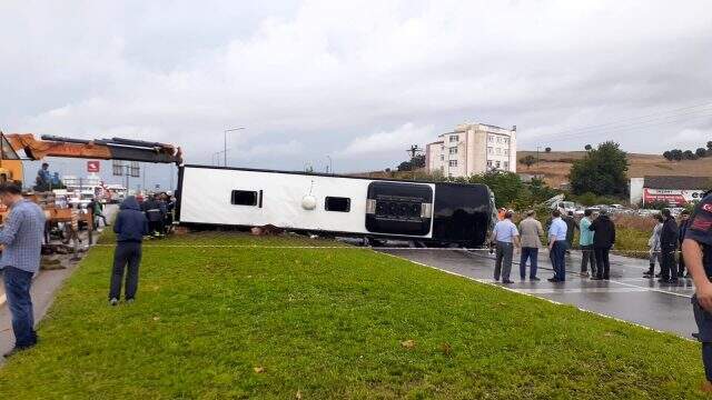 Çanakkale'de yolcu otobüsü devrildi: Bir kişi öldü, 26 kişi yaralandı Çanakkale'de yolcu otobüsü devrildi: Bir kişi öldü, 26 kişi yaralandı