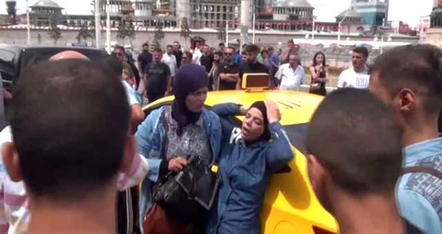 İstanbul'da bir taksici, aracıyla çarptığı kadın turisti darp etti