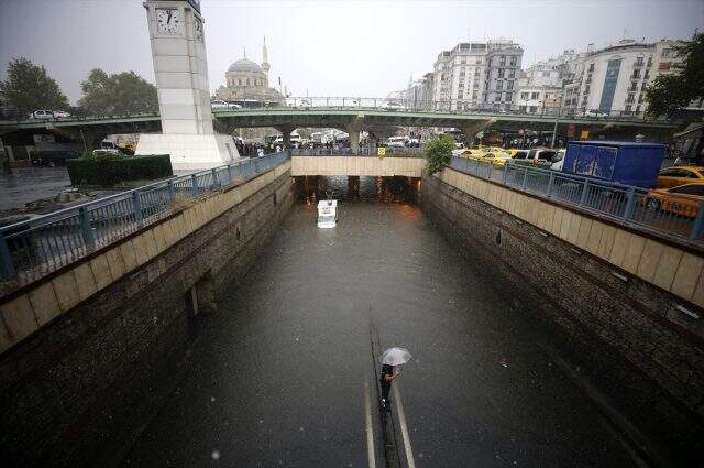 İstanbul'da etkili olan sağanak sonucu yollar su altında kaldı, tüm vapur seferleri iptal edildi İstanbul'da yağmur hayatı felç etti: Bir kişinin cansız bedeni bulundu