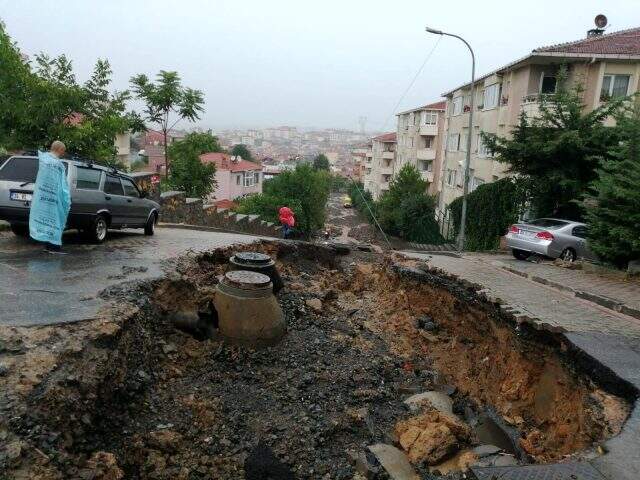 İstanbul'da yağmur hayatı felç etti: Bir kişinin cansız bedeni bulundu İstanbul'da yağmur hayatı felç etti: Bir kişinin cansız bedeni bulundu