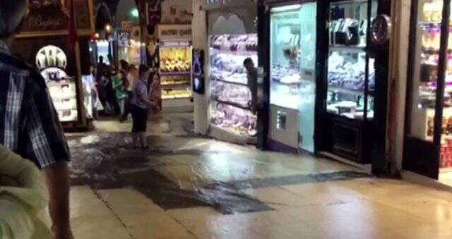 İstanbul'da yağmur hayatı felç etti: Yollar su altında kaldı, tüm vapur seferleri iptal edildi İstanbul'da yağmur hayatı felç etti: Bir kişinin cansız bedeni bulundu