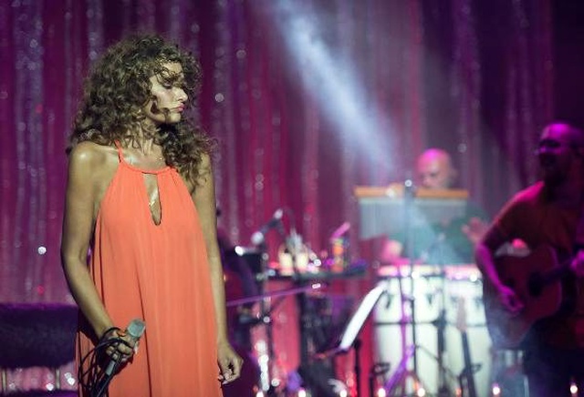 Bodrum'da konser veren Sıla'nın sahne öncesi elbisesine yağ döküldü