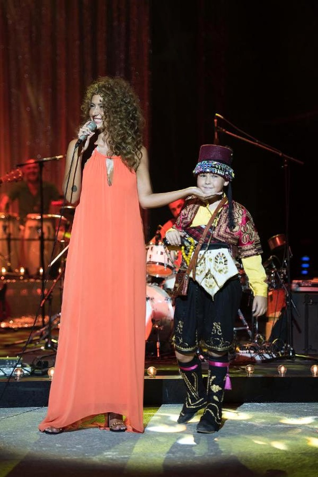Bodrum'da konser veren Sıla'nın sahne öncesi elbisesine yağ döküldü