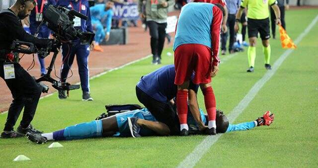 Sivasspor kalecisi Samassa, ambulansla sahayı terk etti Sivasspor kalecisi Samassa, ambulansla sahayı terk etti