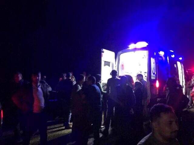 4 kişinin bulunduğu otomobil suya gömüldü 4 kişinin bulunduğu otomobil suya gömüldü