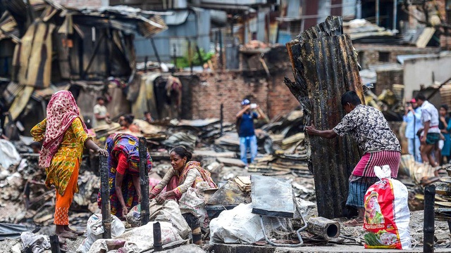 Bangladeş'in gecekondu mahallesinde yangın: 15 bin ev yandı