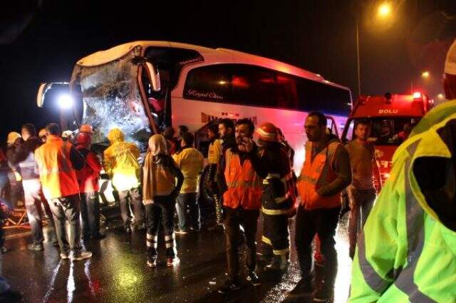 Bolu Dağı'nda yolcu otobüsü ile TIR çarpıştı: 37 yaralı Bolu Dağı'nda yolcu otobüsü ile TIR çarpıştı: 37 yaralı