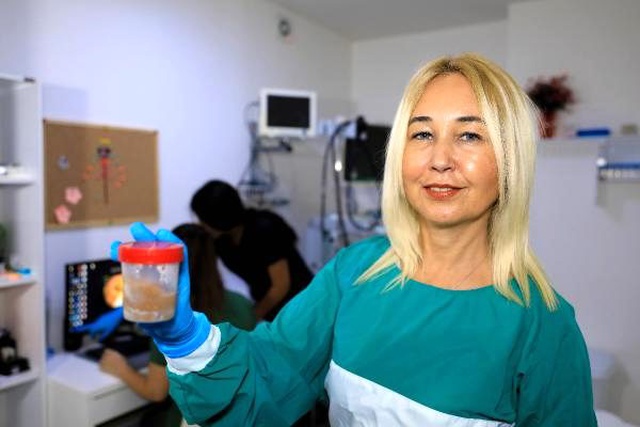 Dışkısını bağışlayarak öğrenci okutuyor
