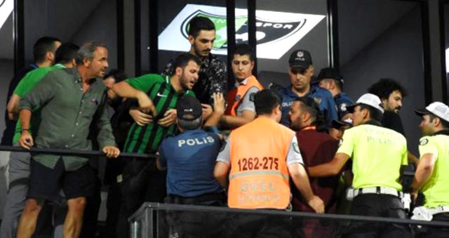 Galatasaray, <a class='keyword-sd' href='/denizlispor/' title='Denizlispor'>Denizlispor</a> maçından sonra Hasan Şaş ile tartışan taraftarlara dava açacak!
