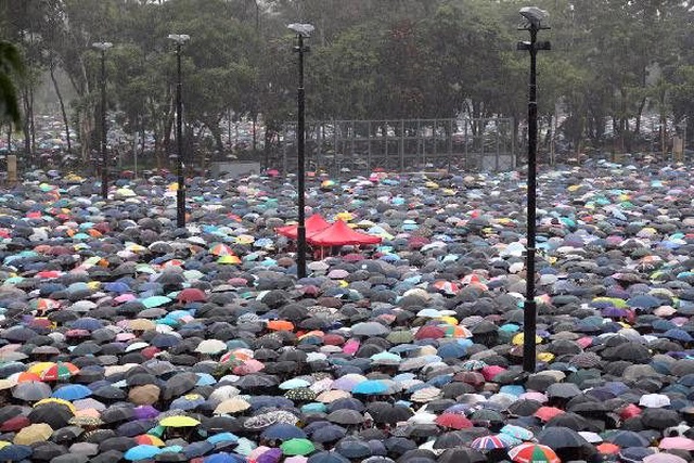 Hong Kong'da hükümet karşıtı protestolar yağmura rağmen devam ediyor