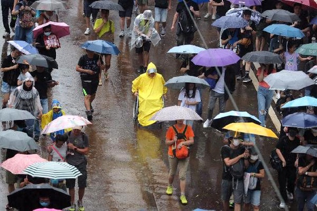 Hong Kong'da hükümet karşıtı protestolar yağmura rağmen devam ediyor