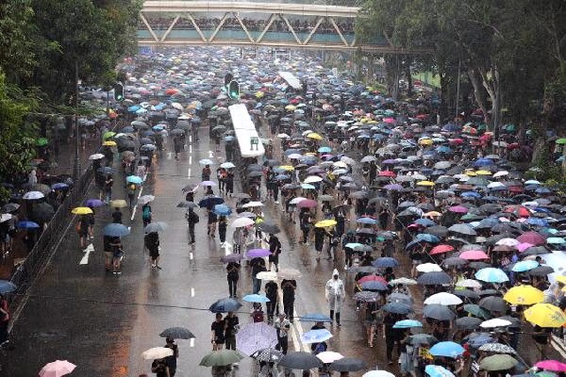 Hong Kong'da hükümet karşıtı protestolar yağmura rağmen devam ediyor