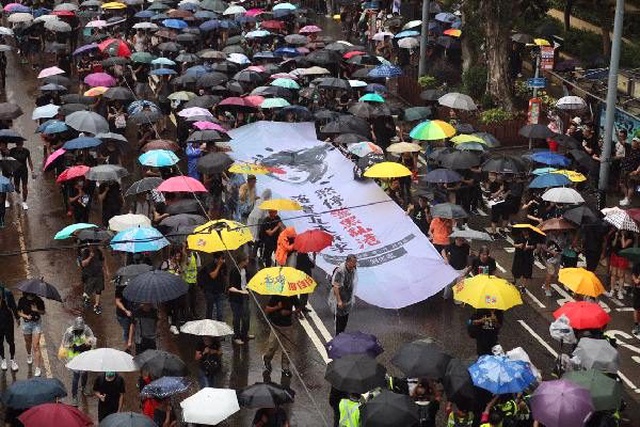 Hong Kong'da hükümet karşıtı protestolar yağmura rağmen devam ediyor