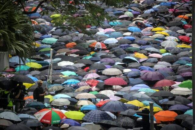 Hong Kong'da hükümet karşıtı protestolar devam ediyor Hong Kong'da hükümet karşıtı protestolar yağmura rağmen devam ediyor
