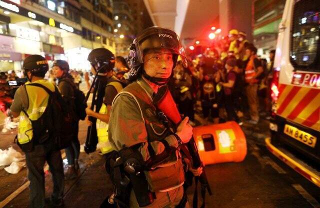 Hong Kong'da hükümet karşıtı protestolar yağmura rağmen devam ediyor Hong Kong'da hükümet karşıtı protestolar yağmura rağmen devam ediyor