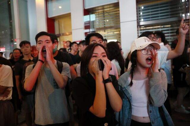 Hong Kong'da hükümet karşıtı protestolar yağmura rağmen devam ediyor Hong Kong'da hükümet karşıtı protestolar yağmura rağmen devam ediyor