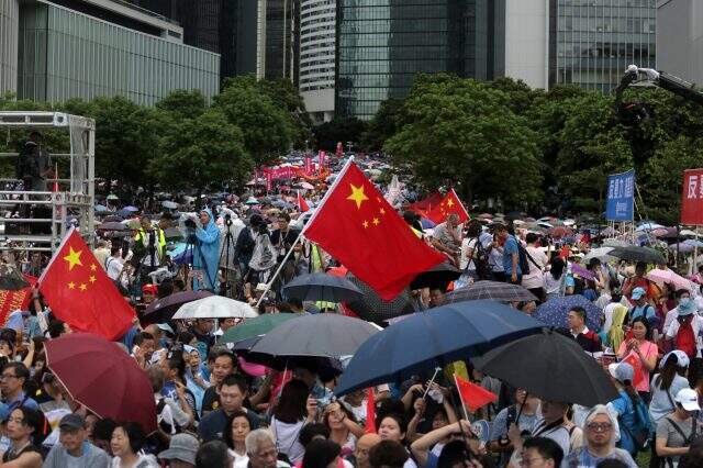Hong Kong'da hükümet karşıtı protestolar yağmura rağmen devam ediyor Hong Kong'da hükümet karşıtı protestolar yağmura rağmen devam ediyor