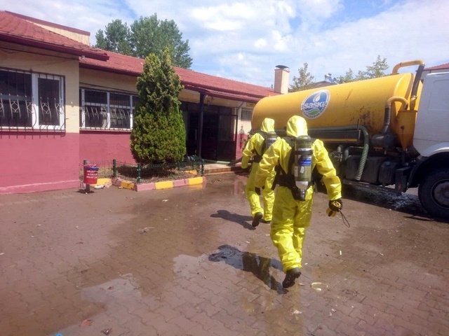 Su basan lisede kimyasal gaz paniğe yol açtı! Birçok ekip sevk edildi