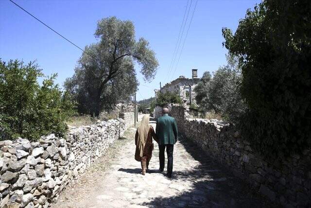 Cumhurbaşkanı Erdoğan ve eşi Emine Erdoğan antik kenti birlikte gezdi Cumhurbaşkanı Erdoğan ve eşi Emine Erdoğan antik kenti el ele tutuşarak gezdi