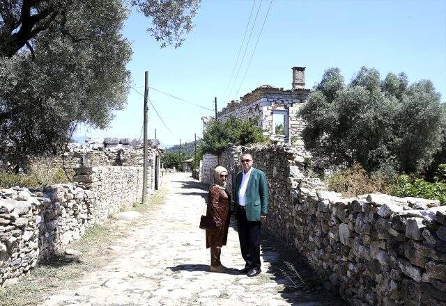Cumhurbaşkanı Erdoğan ve eşi Emine Erdoğan antik kenti birlikte gezdi Cumhurbaşkanı Erdoğan ve eşi Emine Erdoğan antik kenti el ele tutuşarak gezdi