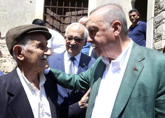 Cumhurbaşkanı Erdoğan ve eşi Emine Erdoğan antik kenti birlikte gezdi Cumhurbaşkanı Erdoğan ve eşi Emine Erdoğan antik kenti el ele tutuşarak gezdi