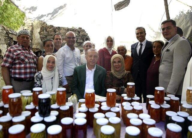 Cumhurbaşkanı Erdoğan ve eşi Emine Erdoğan antik kenti birlikte gezdi Cumhurbaşkanı Erdoğan ve eşi Emine Erdoğan antik kenti el ele tutuşarak gezdi