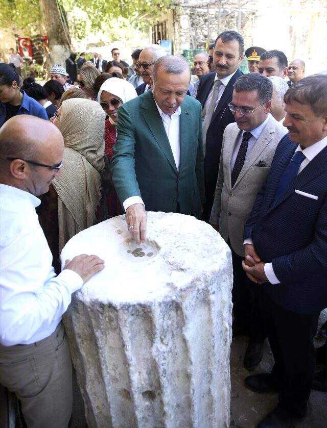 Cumhurbaşkanı Erdoğan ve eşi Emine Erdoğan antik kenti birlikte gezdi Cumhurbaşkanı Erdoğan ve eşi Emine Erdoğan antik kenti el ele tutuşarak gezdi