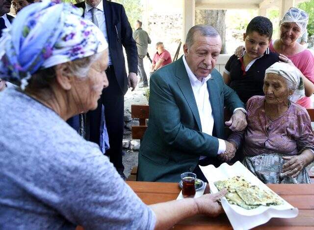 Cumhurbaşkanı Erdoğan ve eşi Emine Erdoğan antik kenti birlikte gezdi Cumhurbaşkanı Erdoğan ve eşi Emine Erdoğan antik kenti el ele tutuşarak gezdi