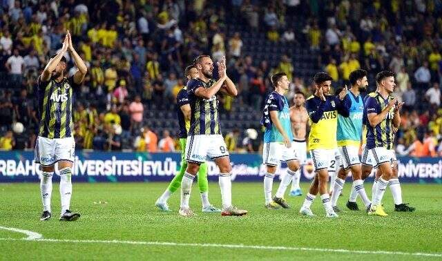 Fenerbahçeli taraftarlar maç sonunda 'Lider geliyor' tezahüratında bulundu Fenerbahçeli taraftarlar maç sonunda