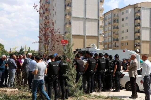 HDP'liler Van Büyükşehir Belediyesine girmek istedi, polis izin vermedi