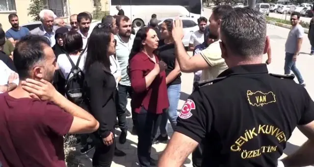 HDP'liler Van Büyükşehir Belediyesine girmek istedi, polis izin vermedi