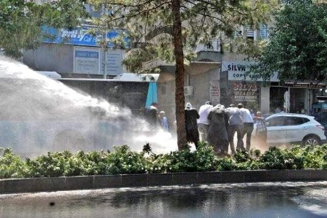 HDP'liler Van Büyükşehir Belediyesine girmek istedi, polis izin vermedi