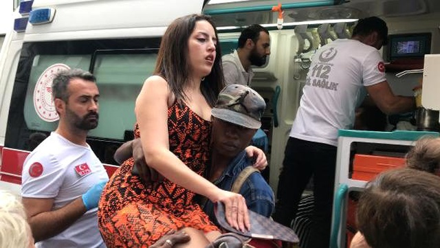 Motosikletiyle kalabalığın arasına dalan sürücü, iki turistin yaralanmasına sebep oldu