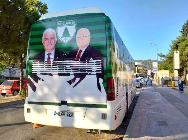 Muğlaspor'a tahsis edilen otobüste yer alan kaplama istifa getirdi