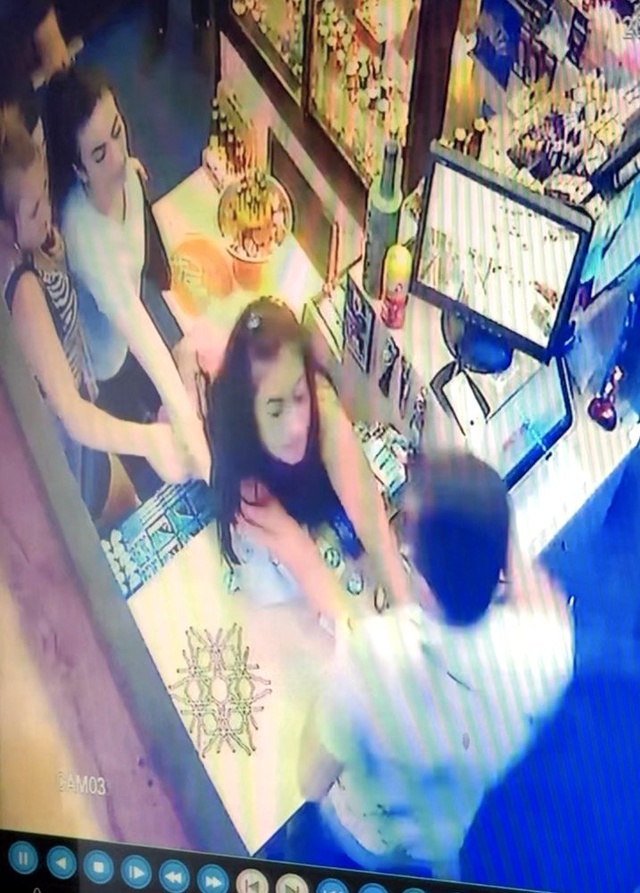 Veresiye içki almak isteyen kadın, tekel sahibinin kafasına pos cihazı fırlattı