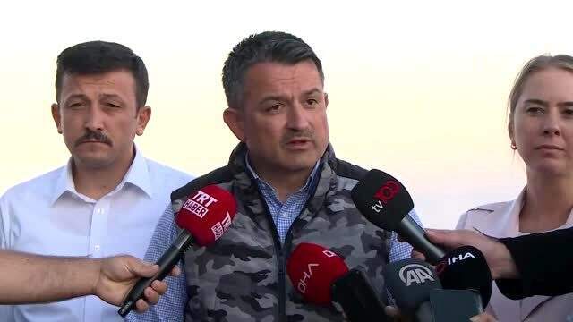 Söndürülemeyen Karabağlar yangını için Bakan Pakdemirli'den açıklama 24 saattir kontrol altına alınamayan İzmir Karabağlar'daki yangın için Bakan Pakdemirli'den açıklama geldi