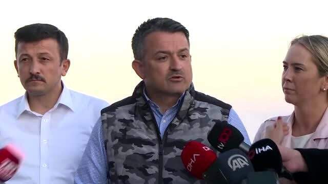 Söndürülemeyen Karabağlar yangını için Bakan Pakdemirli'den açıklama 24 saattir kontrol altına alınamayan İzmir Karabağlar'daki yangın için Bakan Pakdemirli'den açıklama geldi