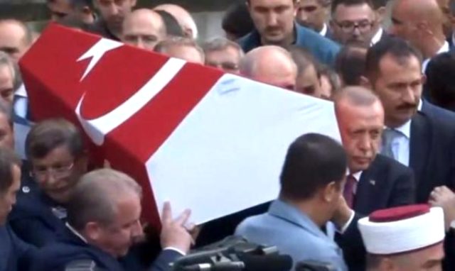 Erdoğan ve Davutoğlu cenazede bir araya geldi: Tabutu birlikte taşıdılar