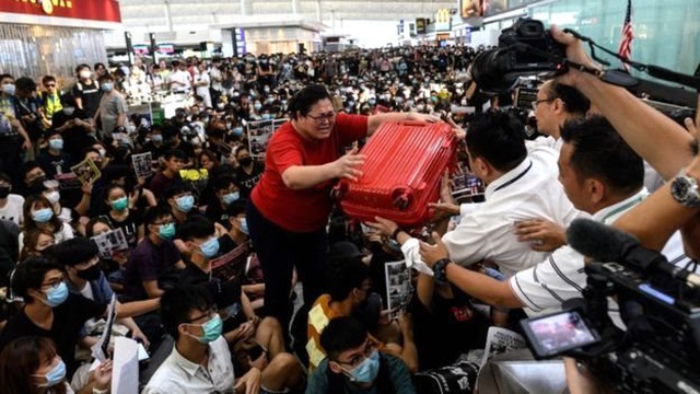 Hong Kong'da protestolar - Twitter ve Facebook, Çin'i 'dezenformasyon kampanyası yürütmekle' suçladı