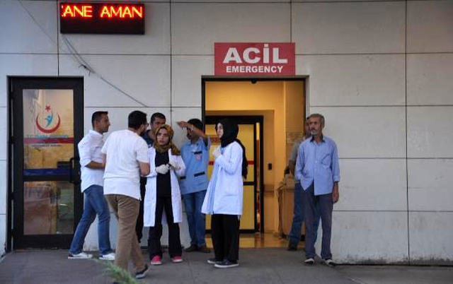 Husumetli aileler düğün salonunda kavga etti: 9 yaralı