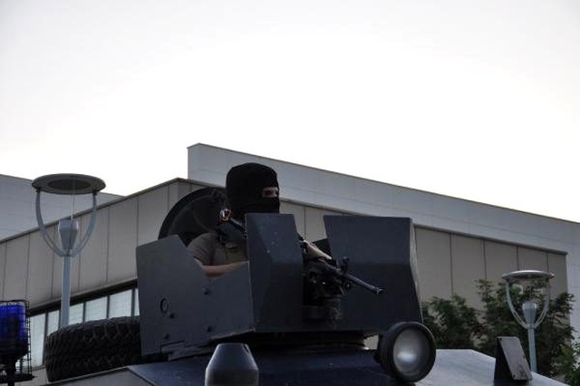 Husumetli aileler düğün salonunda kavga etti: 9 yaralı